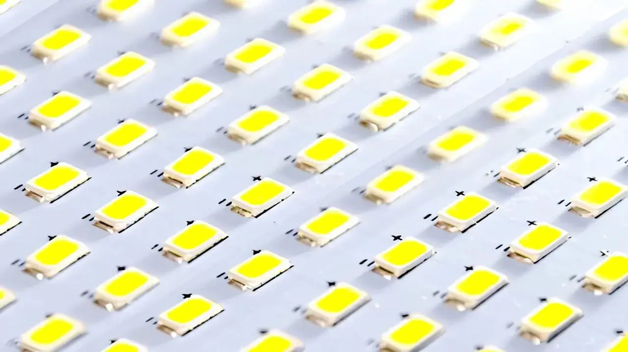 SMD LED Nedir? Endüstriyel ve Ticari Aydınlatmada Yüzey Montajlı LED Teknolojisinin Avantajları ve Uygulama Alanları
